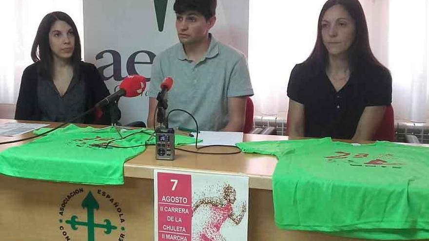 Participantes en el acto de presentación de la carrera popular celebrado ayer.