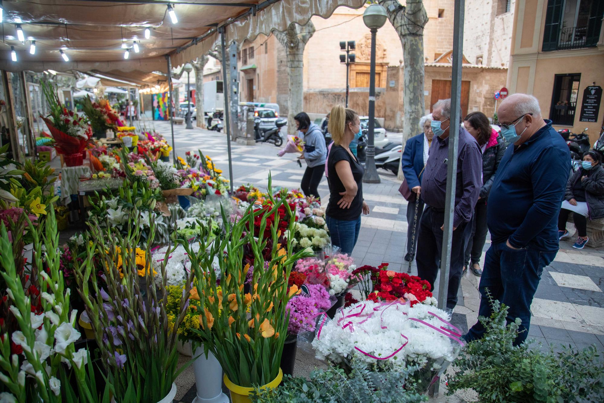 Las floristas de la Rambla registran buenas ventas aunque escalonadas por Tots Sants