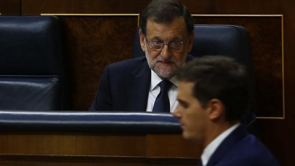 El líder de Cs, Albert Rivera, pasa por delante del presidente del Gobierno, Mariano Rajoy, en el Congreso de los Diputados.