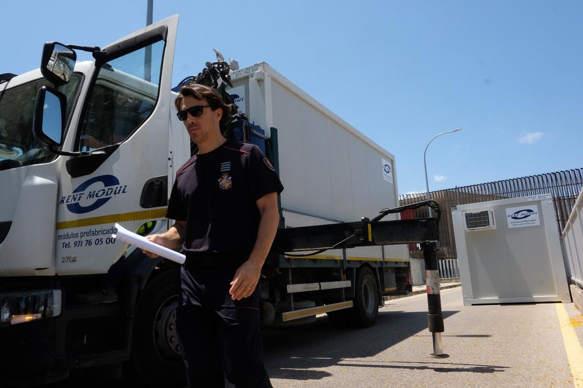 Instalan casetas prefabricadas en la puerta del parque de bomberos para instalar a los okupas de la cárcel