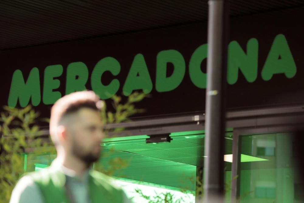Inauguración del primer supermercado de Mercadona en Portugal.