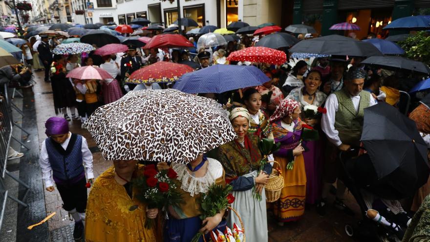 La lluvia no frena la Ofrenda de Flores