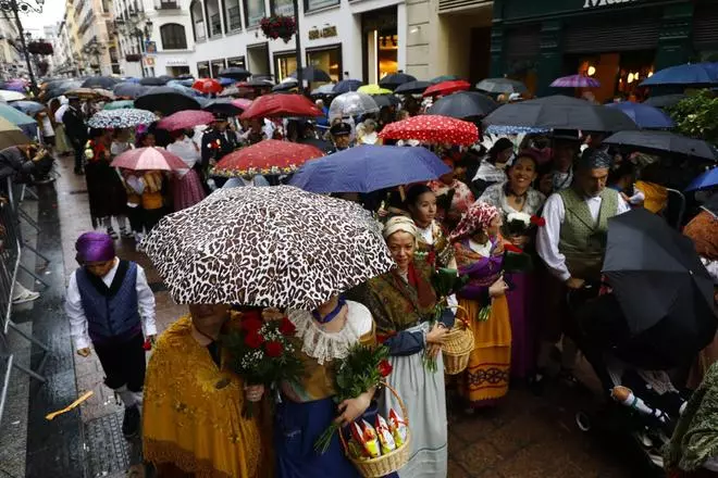 La lluvia no frena la Ofrenda de Flores