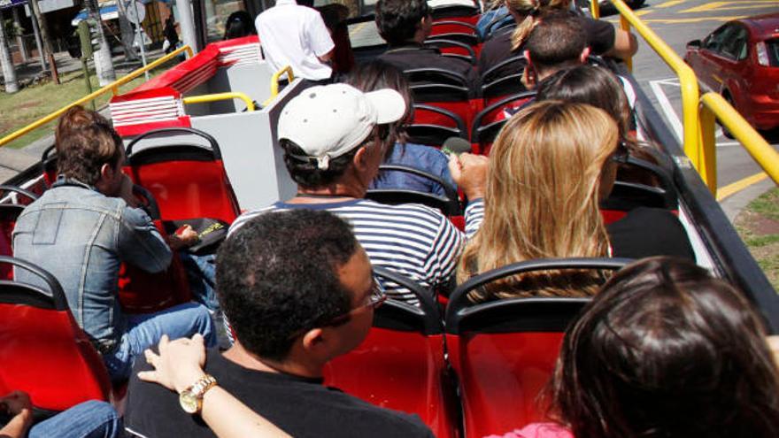 Un grupo de visitantes, en la guagua turística de Santa Cruz de Tenerife.