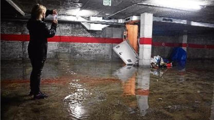 Una imatge d&#039;arxiu d&#039;uns baixos inundats a causa de la pluja intensa que va caure a principis de juny a Olot.