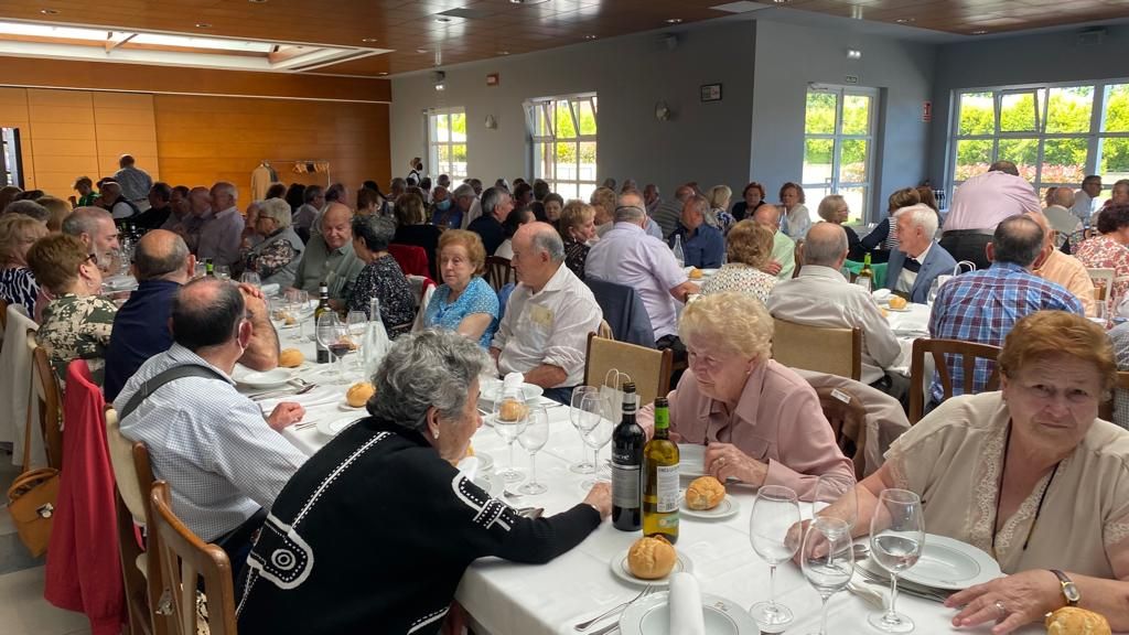 Multitudinaria cita de los jubilados de Llanera: más de 400 personas se reúnen en el regreso de la tradicional comida por San Isidro