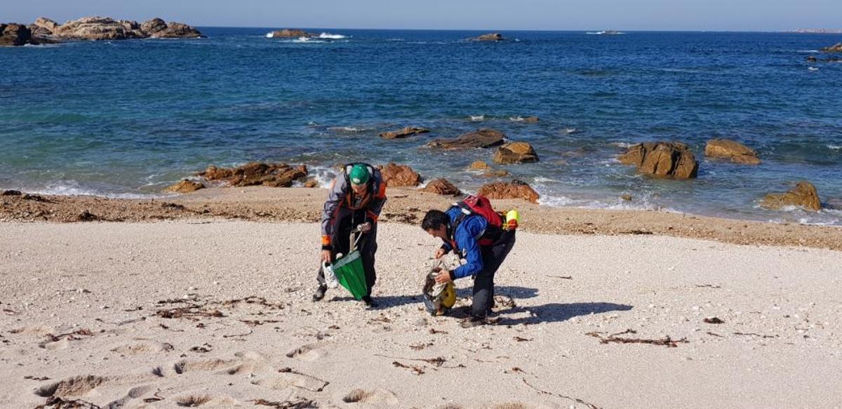 Eliminación de basura marina en Sálvora.