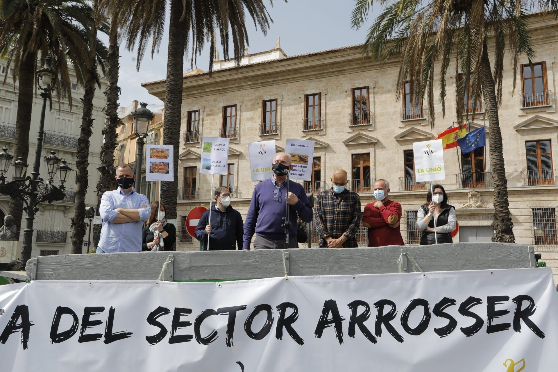 Tractorada de arroceros por el centro de València