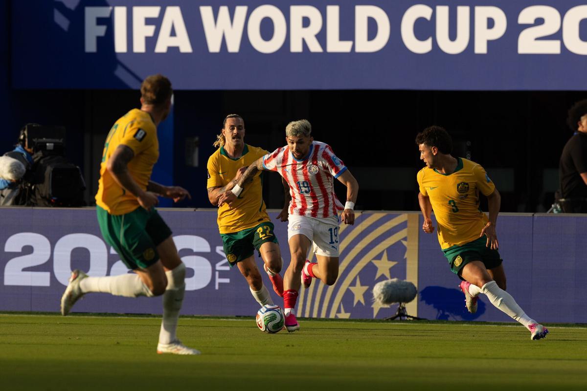 El paraguayo Julio Enciso, rodeado de rivales australianos