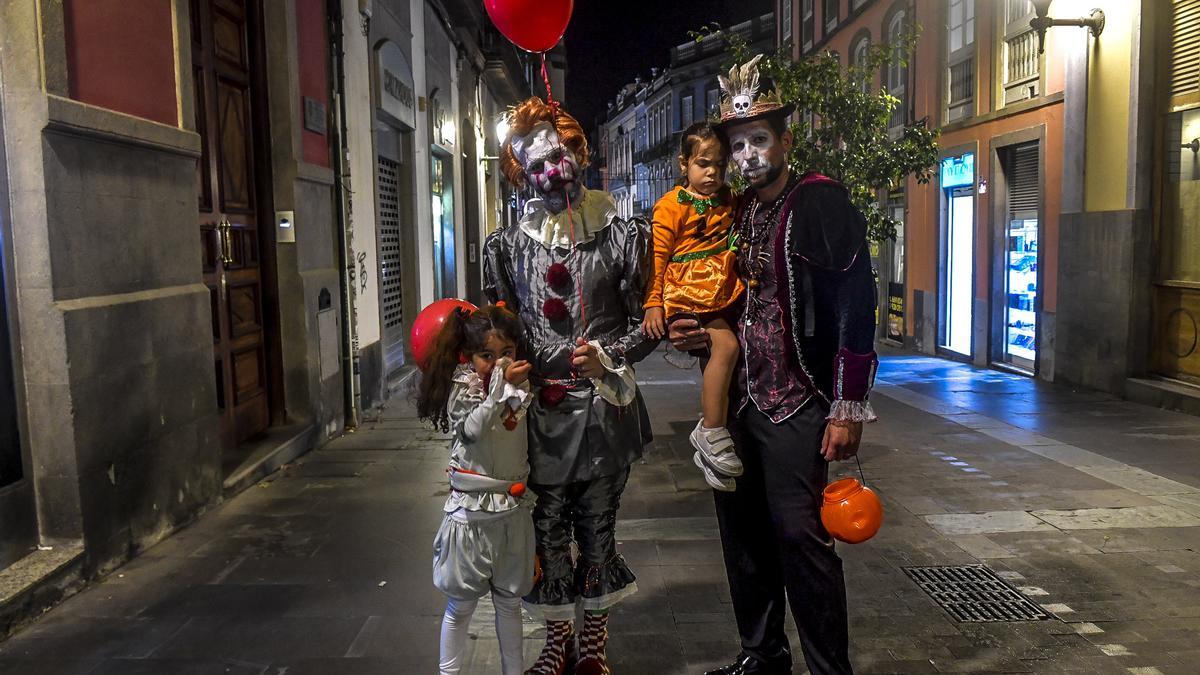 Noche de Finaos y Halloween en la calle Triana de Las Palmas de Gran Canaria