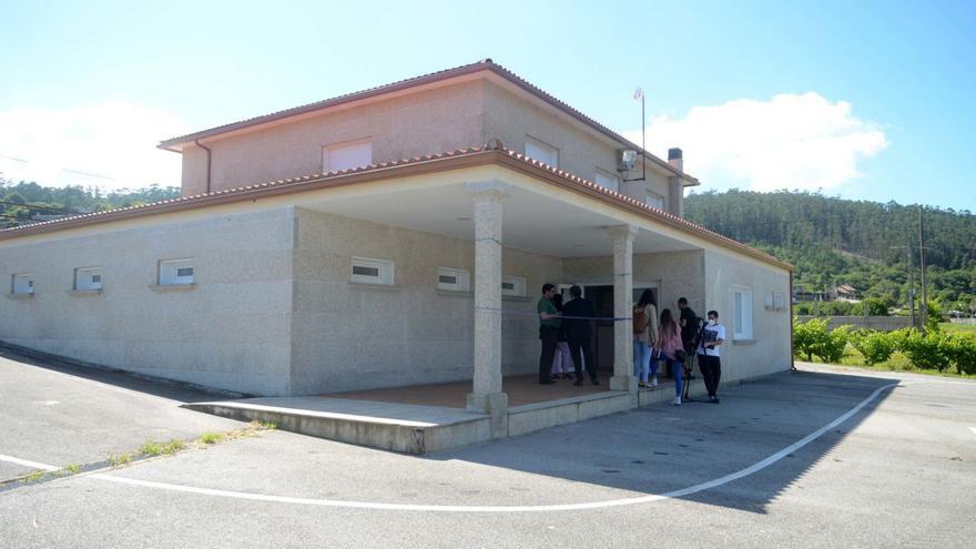 Peregrinos a las puertas del albergue de Armenteira.