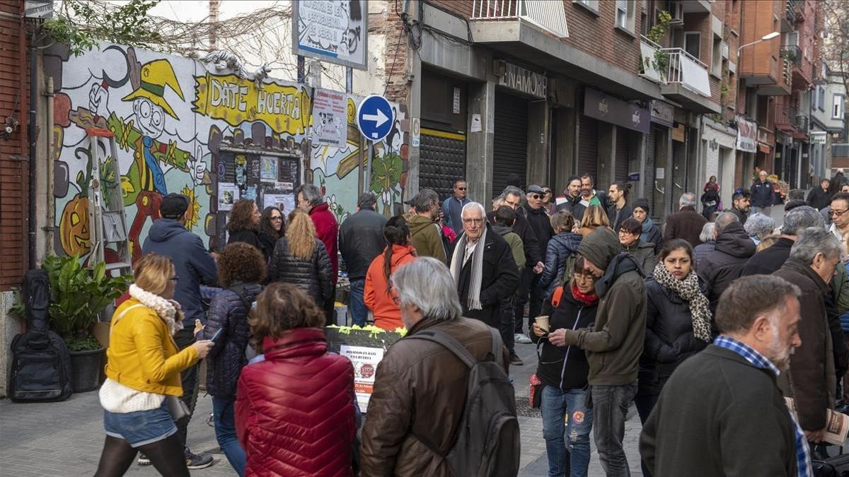 Concentración vecinal en la calle de Joaquim Valls para evitar el alzamiento programado esta mañana
