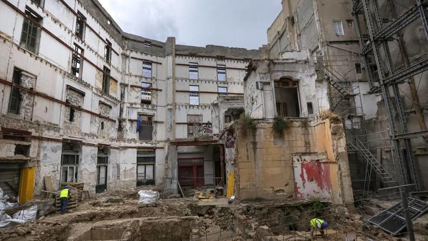 Obra de construcción, el año pasado, de un hotel junto al Ayuntamiento de Palma.