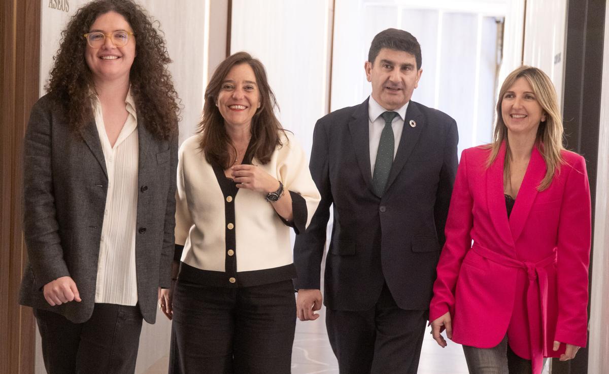 La alcaldesa de A Coruña, Inés Rey, durante el acto del III Encuentro de Alcaldesas, junto a la Directora Xeral de Igualdade, María Quintiana.