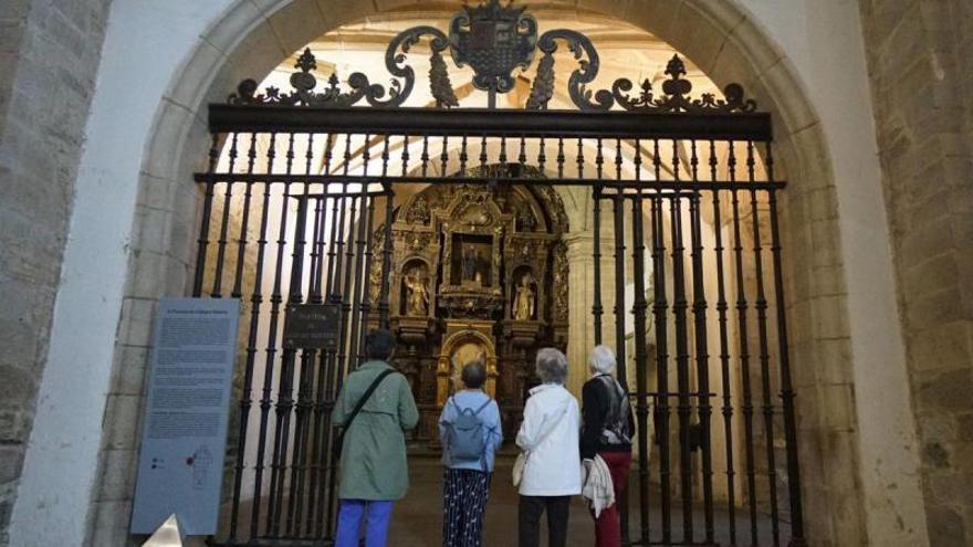 Visitantes en la entrada del Panteón de Galegos Ilustre