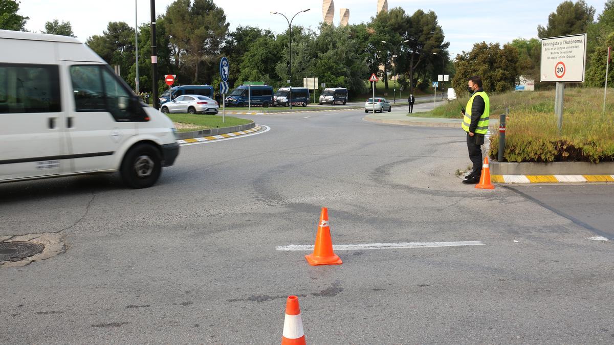 Fotografia de l&#039;accés al campus de Bellaterra de la UAB des de l&#039;AP-7, amb seguretat desviant el trànsit i diverses furgonetes dels Mossos d&#039;Esquadra.