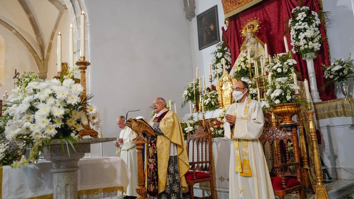 El obispo de Córdoba, durante la misa en Torrecampo.