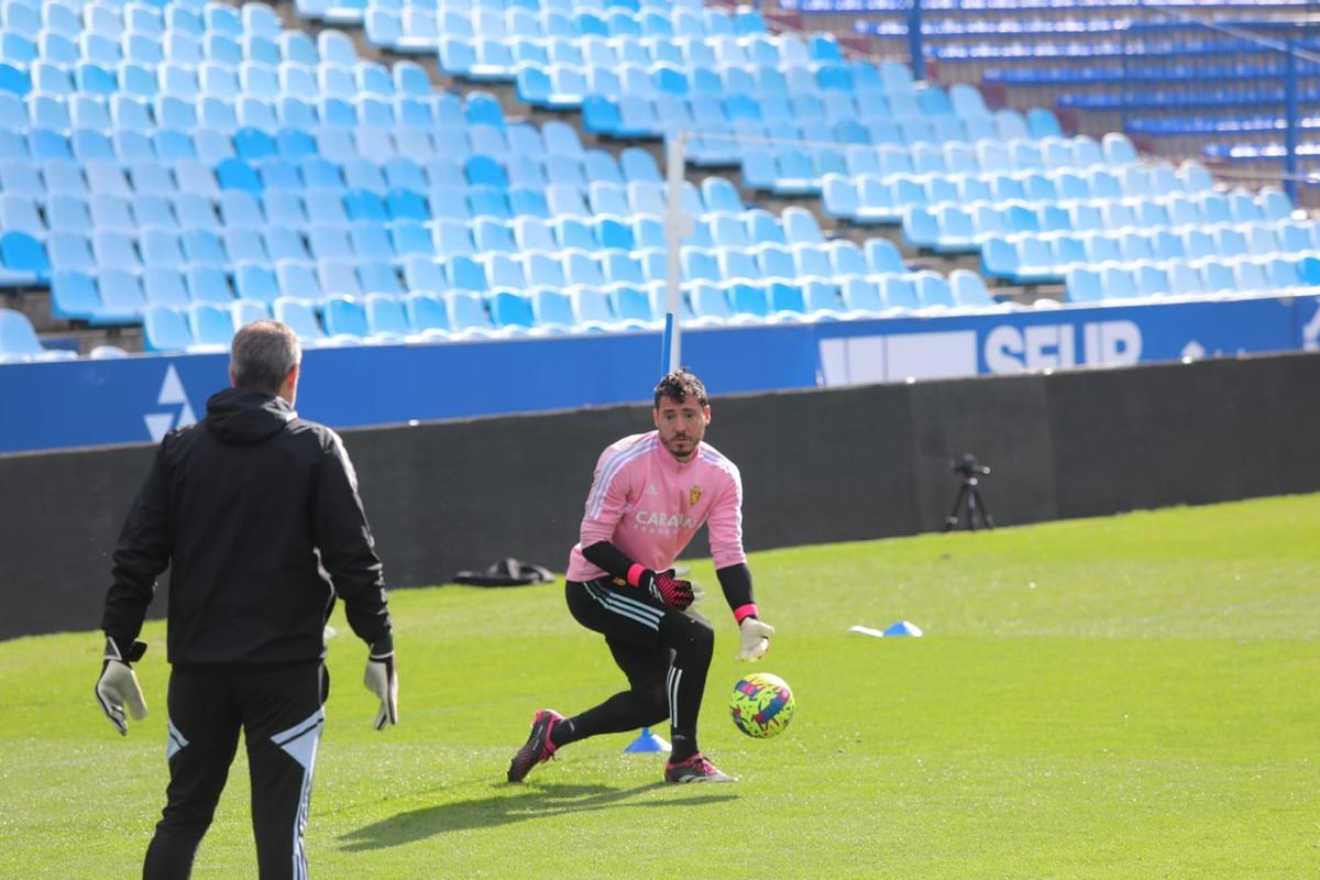 Cristian Álvarez lanza un balón al preparador de porteros.