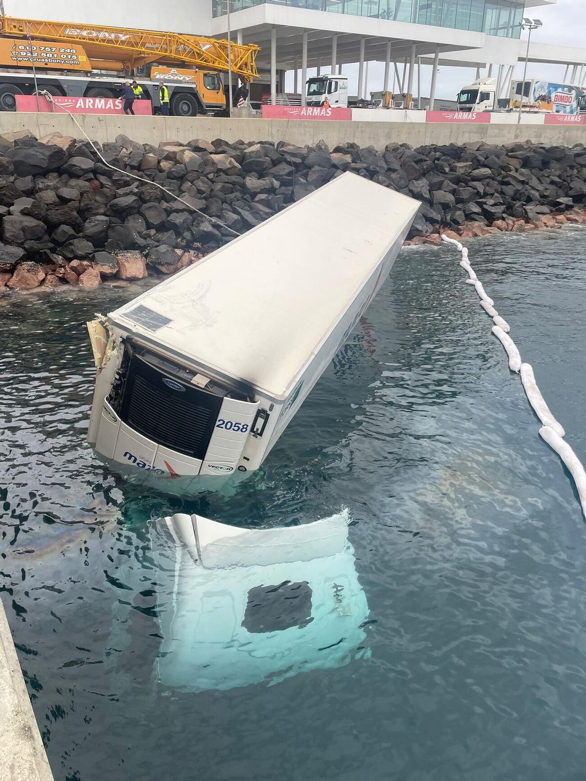 Un camión tráiler cae al mar en la terminal de Naviera Armas en el Puerto de Las Palmas
