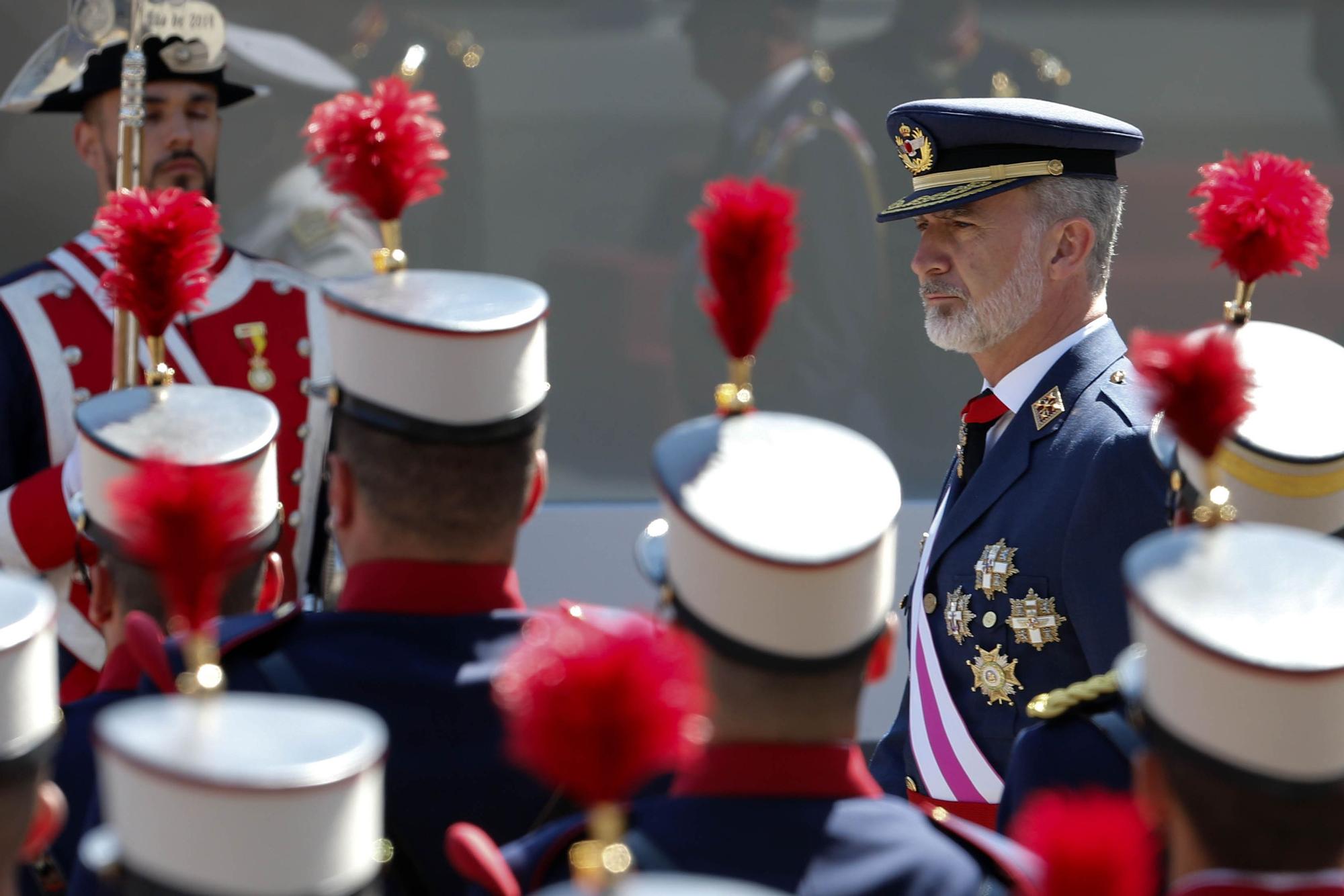 Los Reyes Felipe y Lezia presiden el desfile del Día de las Fuerzas Armadas ante miles de ovetenses