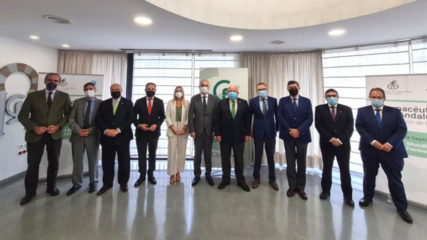 Jesús Aguirre junto a los miembros del Consejo Andaluz de Colegios Oficiales de Farmacéuticos.