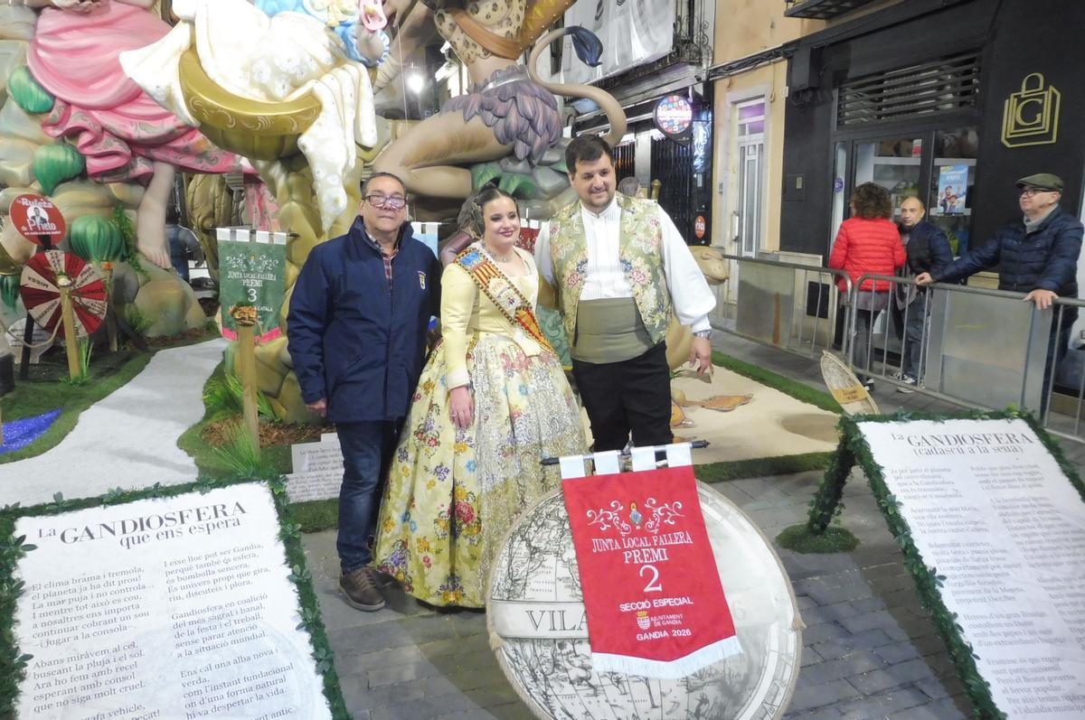 Sanchis con el presidente Bañuls y la reina de la falla la noche de los premios.