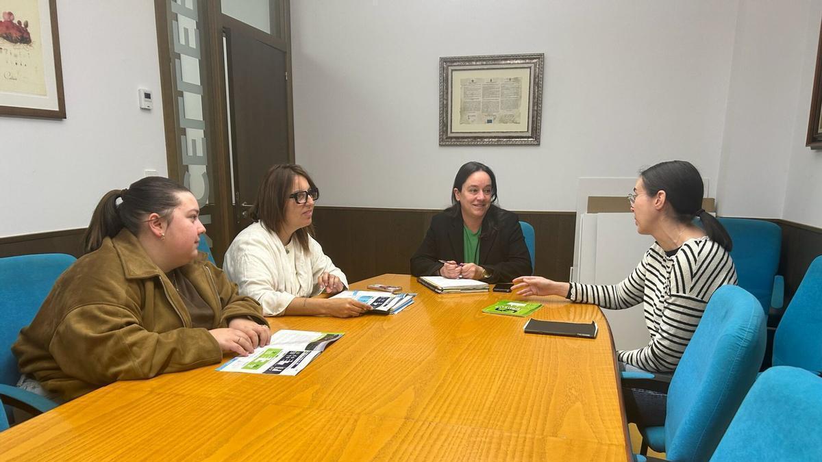 Eva Piñeiro, junto a la edil Ángela Troitiño y técnicas de Servizos Sociais.