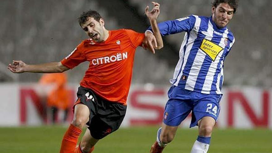 El delantero del Espanyol, Jonathan Soriano Casas mantiene el control del balón bajo la presión de Roberto Trashorras