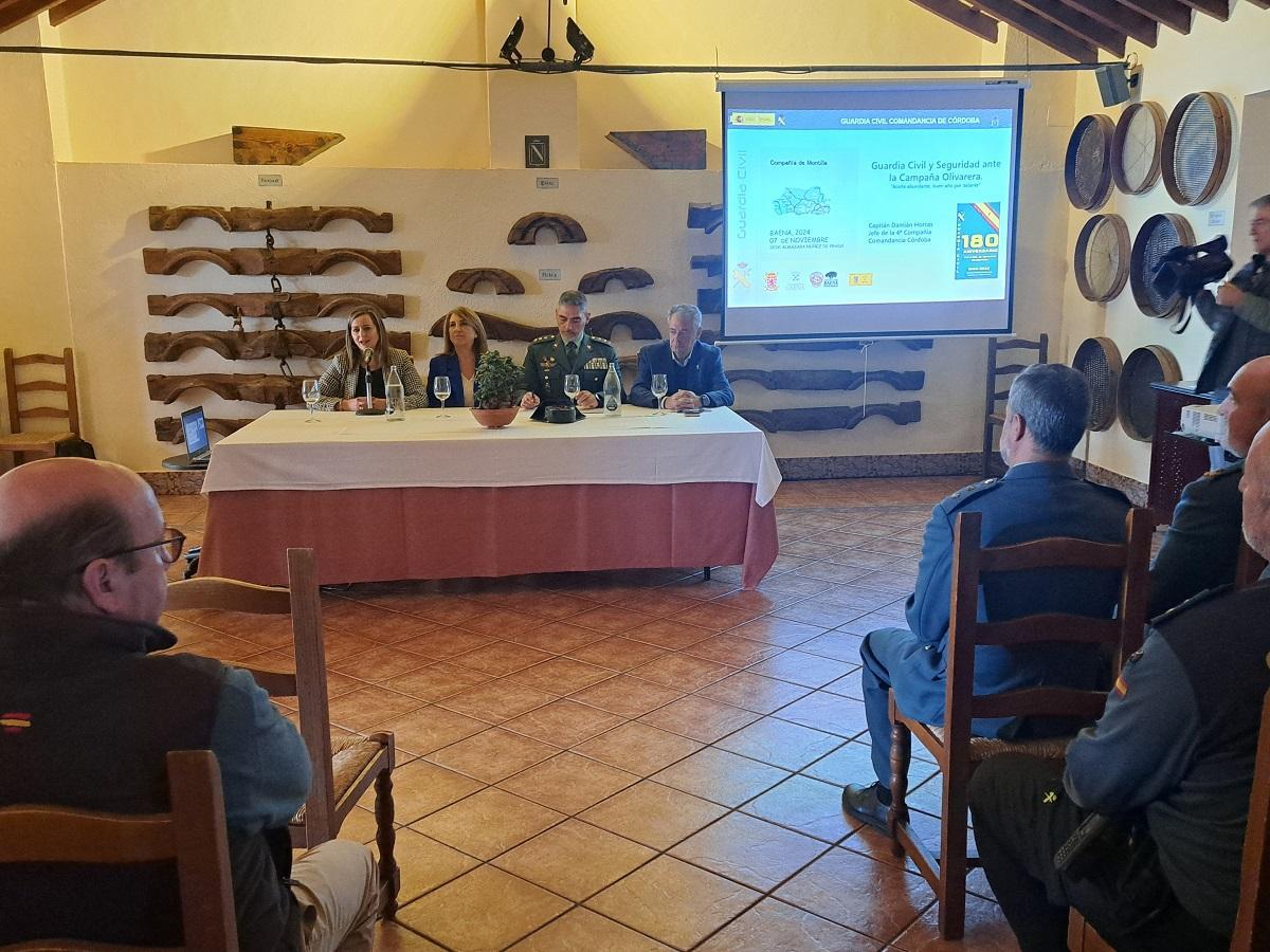 María Jesús Serrano, Ana López, Ramón María Clemente y Javier Alcalá, en la reunión con los agricultores de la zona de Baena.