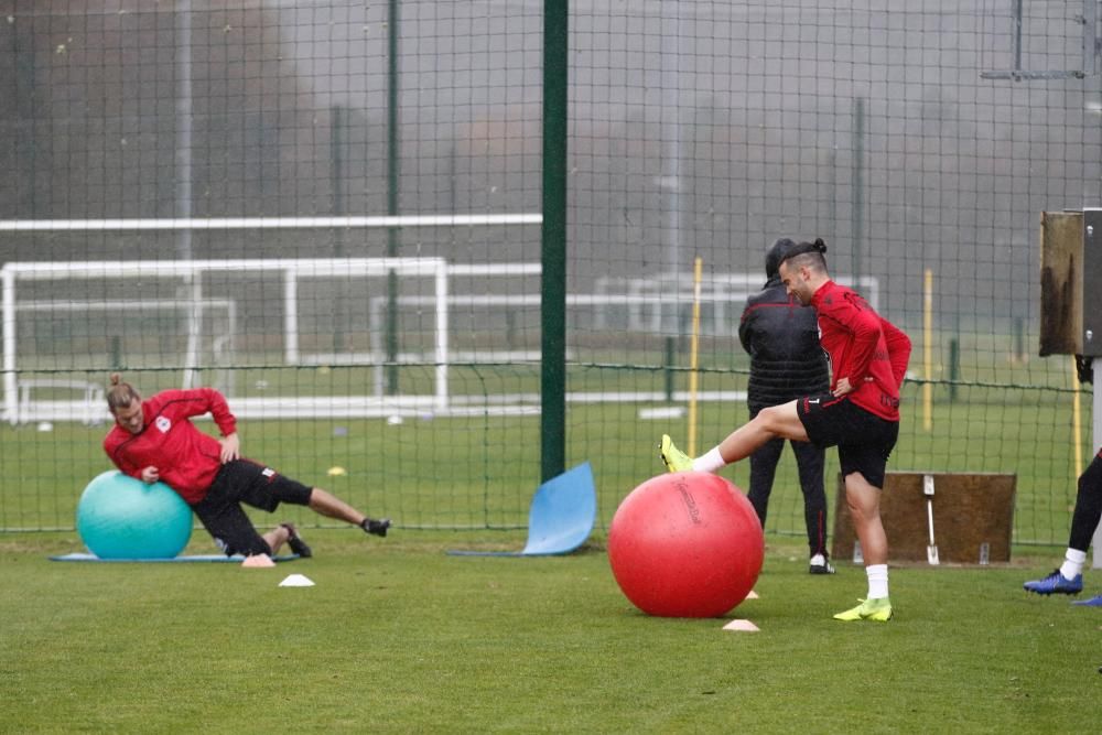 La plantilla regresa a Abegondo en una sesión de recuperación para los titulares ante el Sporting de Gijón.