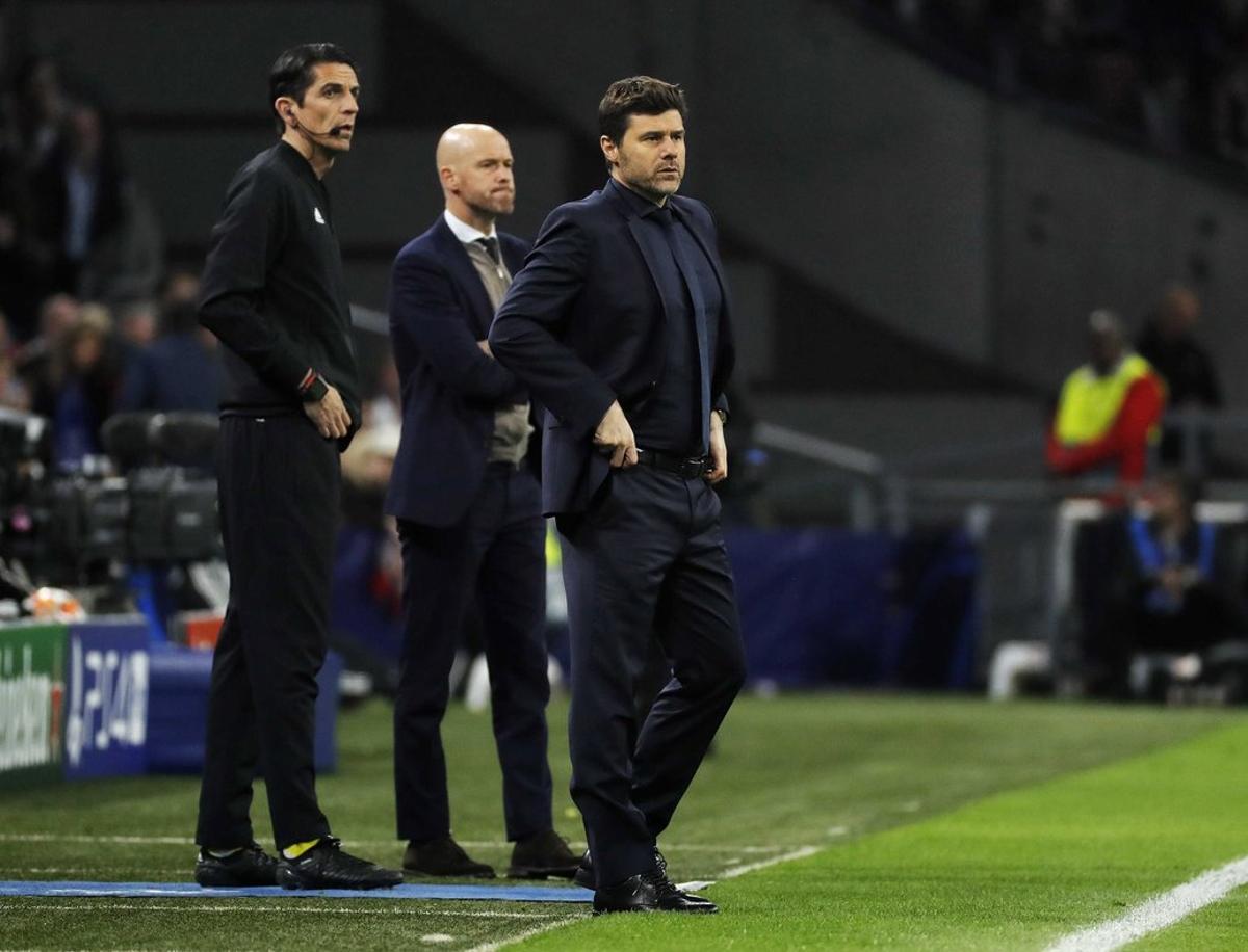 AMS416. AMSTERDAM (HOLANDA), 08/05/2019.- El entrenador de Tottenham Hotspur Mauricio Pochettino (d) y su colega del Ajax Erik ten Hag (c) observan este miércoles en un partido de la semifinal de la Liga de Campeones entre Ajax Amsterdam y Tottenham Hotspur en Amsterdam (Holanda). EFE/KOEN VAN WEEL