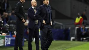 AMS416. AMSTERDAM (HOLANDA), 08/05/2019.- El entrenador de Tottenham Hotspur Mauricio Pochettino (d) y su colega del Ajax Erik ten Hag (c) observan este miércoles en un partido de la semifinal de la Liga de Campeones entre Ajax Amsterdam y Tottenham Hotspur en Amsterdam (Holanda). EFE/KOEN VAN WEEL