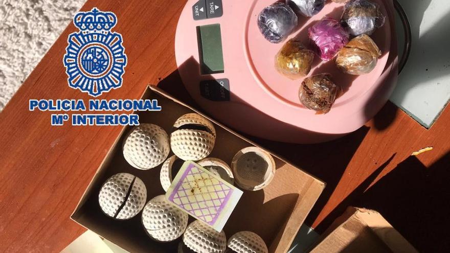 Material incautado al detenido por vender droga en Puerto Marina.