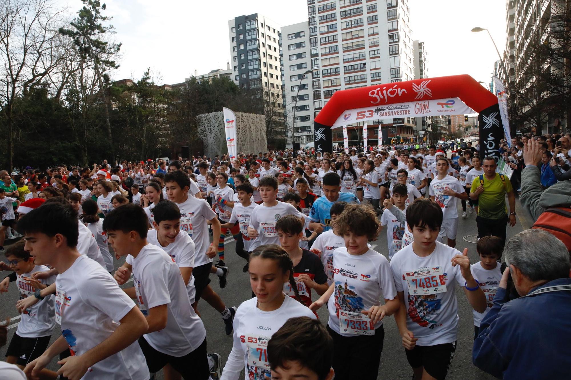 En imágenes: más de 7.000 corredores participaron en la San Silvestre de Gijón