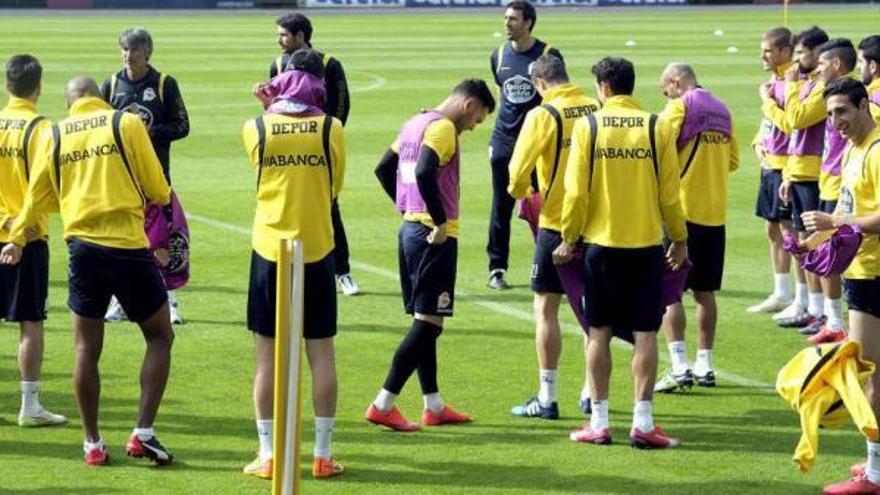 Víctor Sánchez con sus jugadores durante el último entrenamiento.