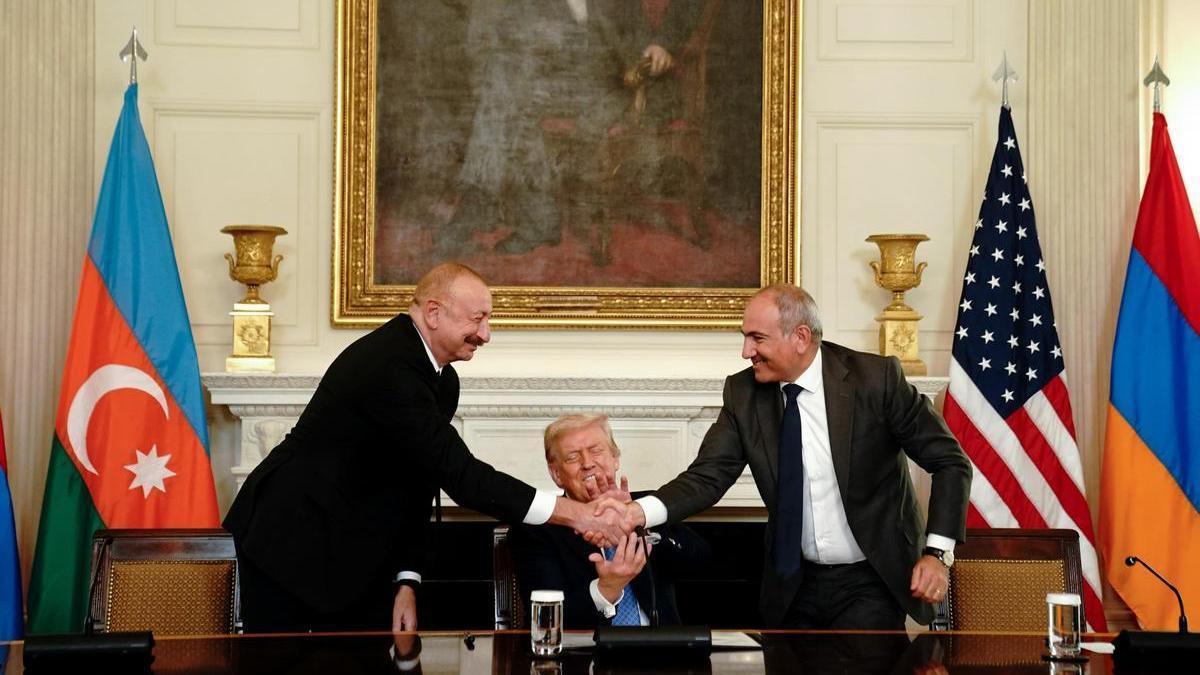 Donald Trump, agafant les mans dels presidents d’Armènia i l’Azerbaidjan, divendres passat.