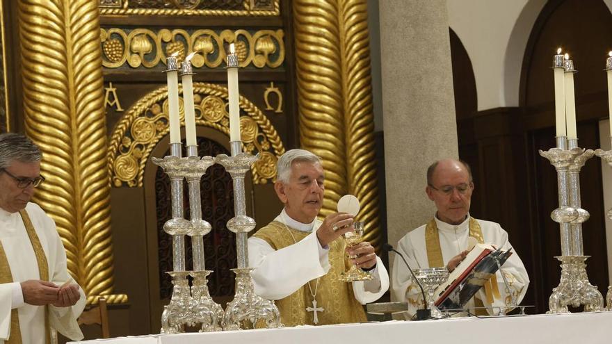 EN IMÁGENES: El Corpus Christi de Somió luce en todo su esplendor con una misa y procesión oficiada por Kike Figaredo: "Estamos muy contentos de que nos acompañe