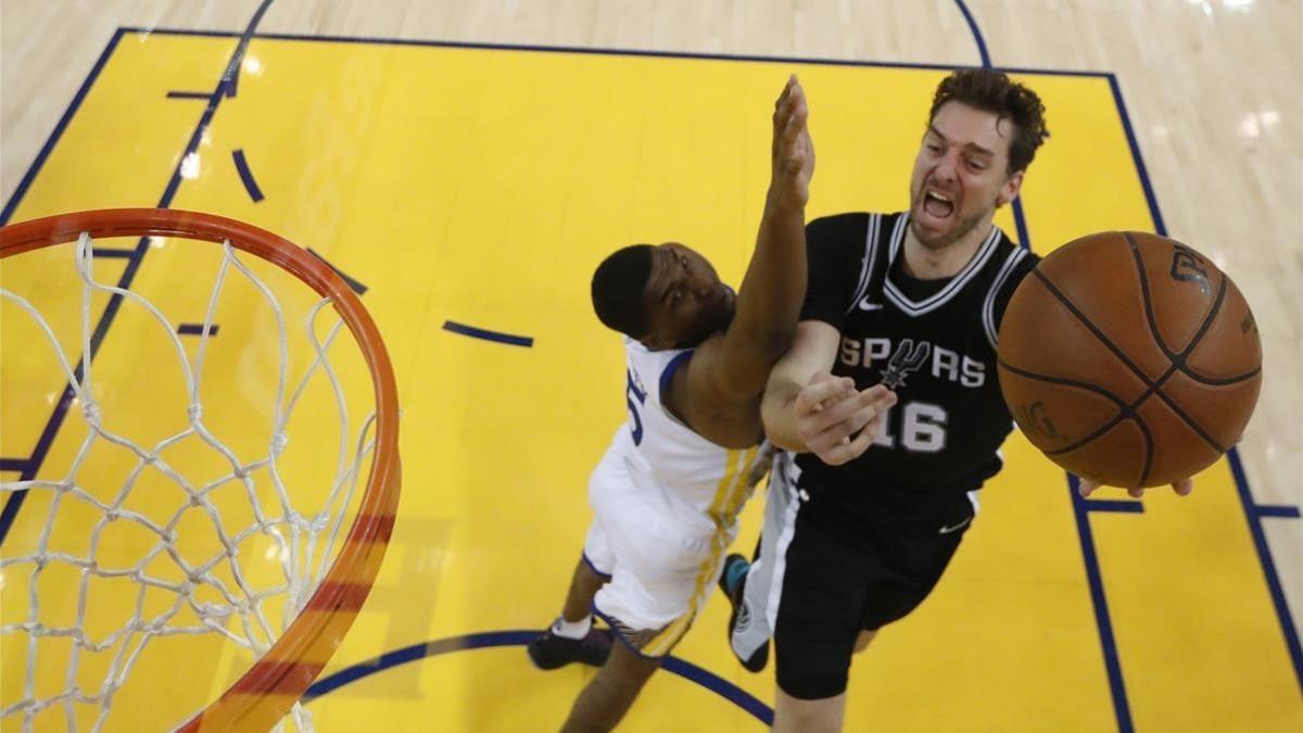 Pau Gasol, en una acción del partido de los Spurs ante los Warriors.