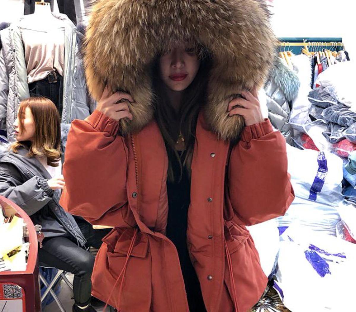 Una ciudadana con un abrigo con pelo en el supermercado