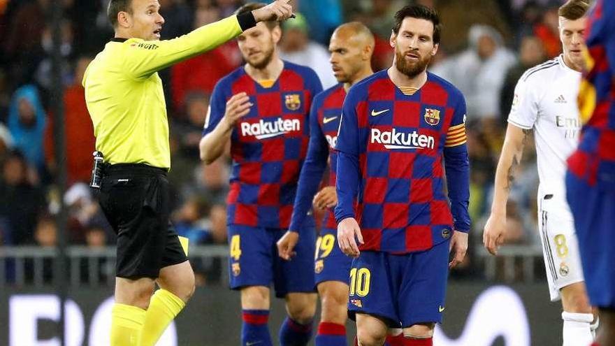 Lionel Messi asume con mala cara una decisión de Mateu Lahoz, el árbitro del partido. // Reuters