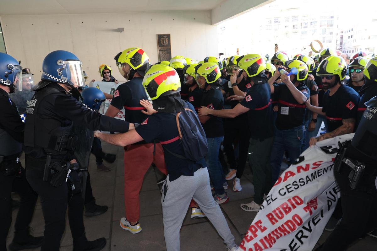 "Da la cara, Toni Pérez". Más de 200 bomberos del Consorcio Provincial de Alicante protestan en Benidorm