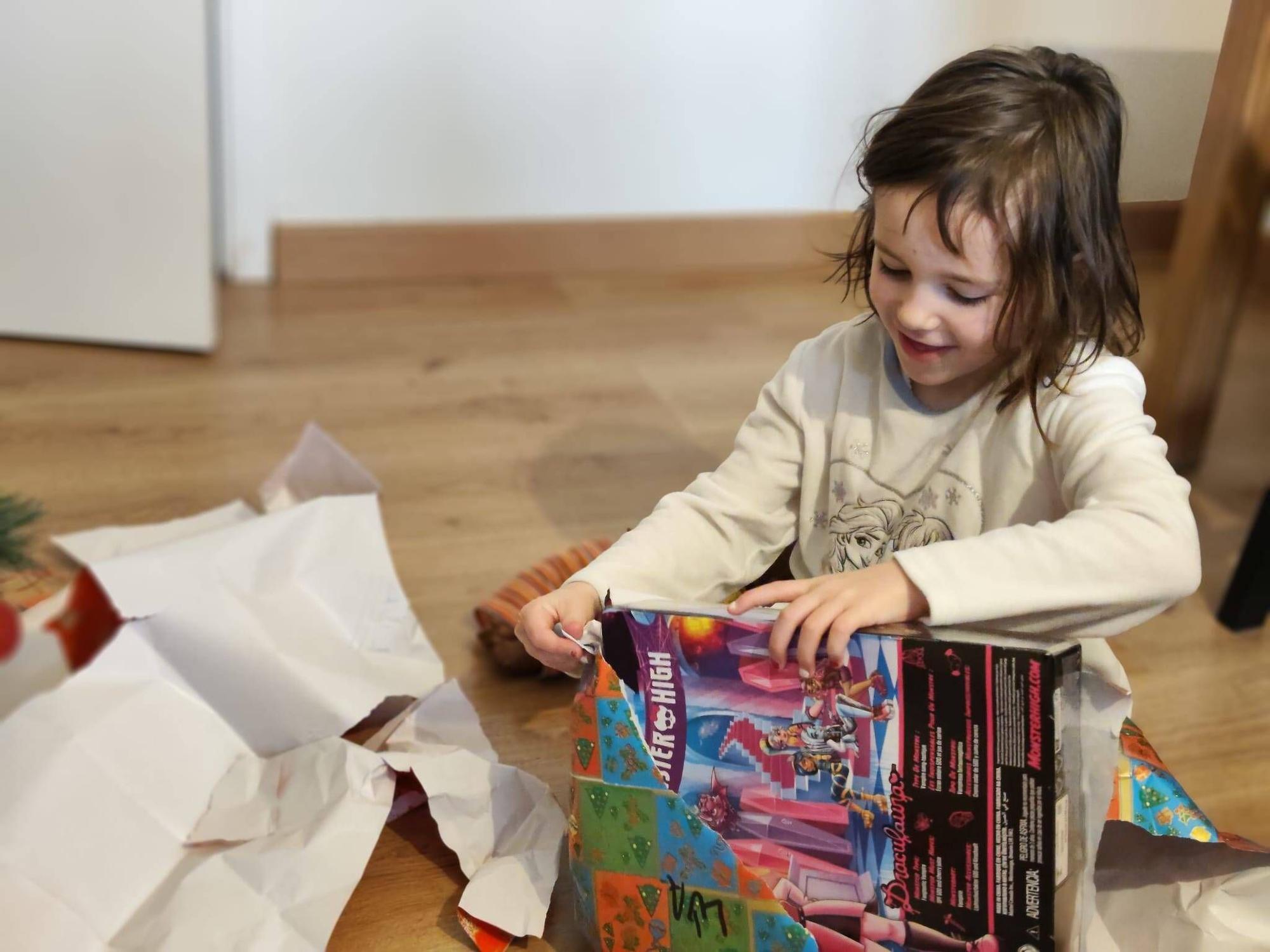 Lúa, de 6 años, abriendo sus regalos de Reyes Magos