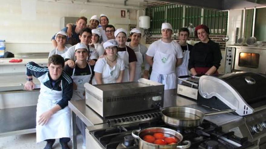 Los jóvenes que realizan el curso de cocina básica entre los fogones del IES Canastell.