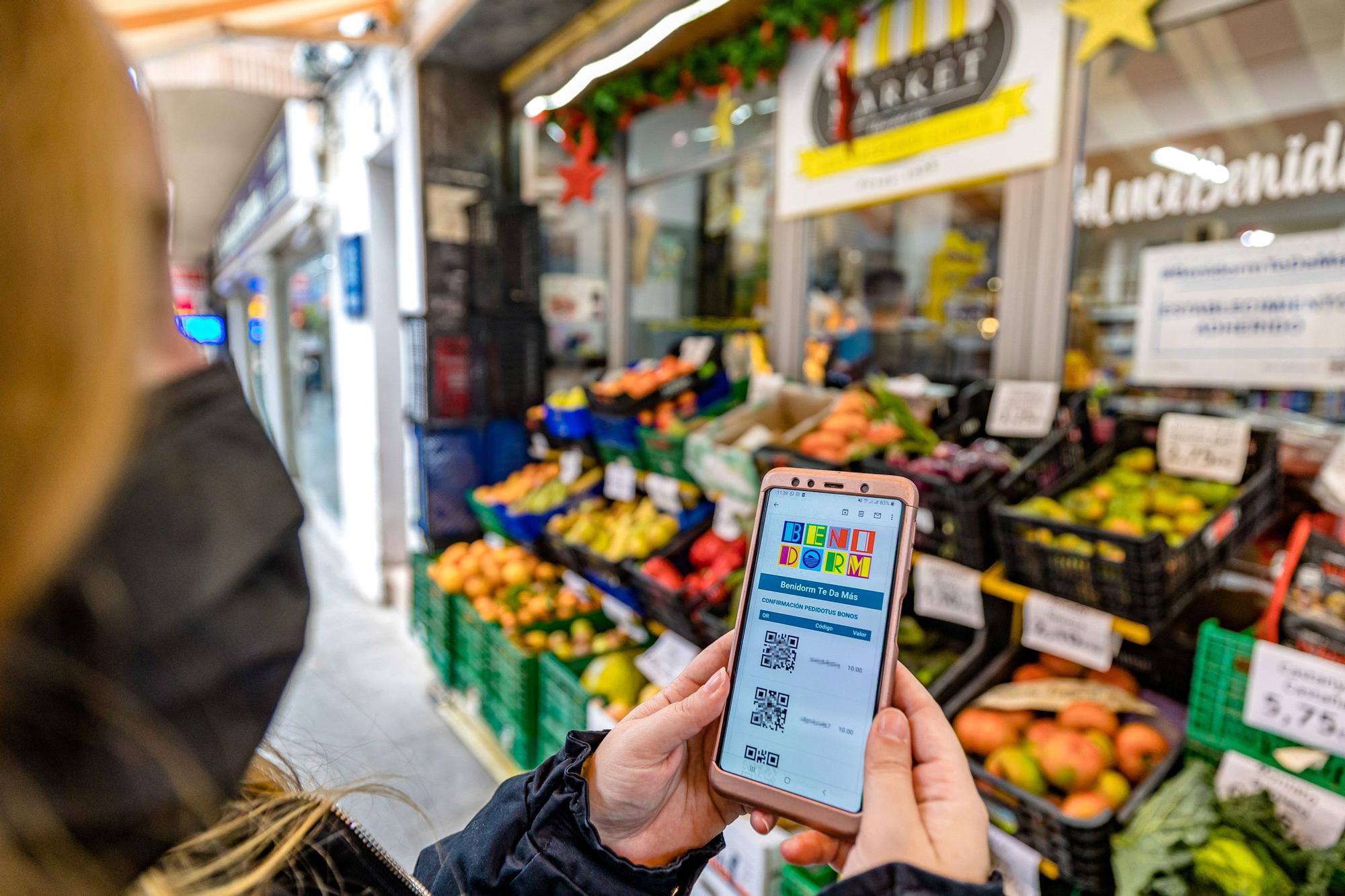 La campaña "BenidormTeDaMás" recibe una avalancha de peticiones de descarga de los bonos descuentos para comercios y hostelería de la ciudad. Los primeros días para gastar estos bonos han provocado colas en algunos establecimientos. La iniciativa, que pretende ayudar al sector e incentivar el consumo, estará en marcha hasta el 31 de diciembre.