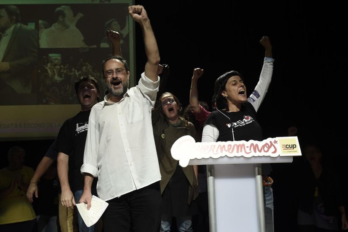 El cap de la CUP, Antonio Baños, celebra els 10 diputats de la formació anticapitalista. El cap de la CUP, Antonio Baños, celebra els 10 diputats de la formació anticapitalista.