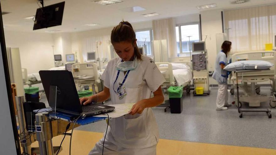 Trabajadoras del Álvarez-Buylla, en el área de diálisis del hospital.