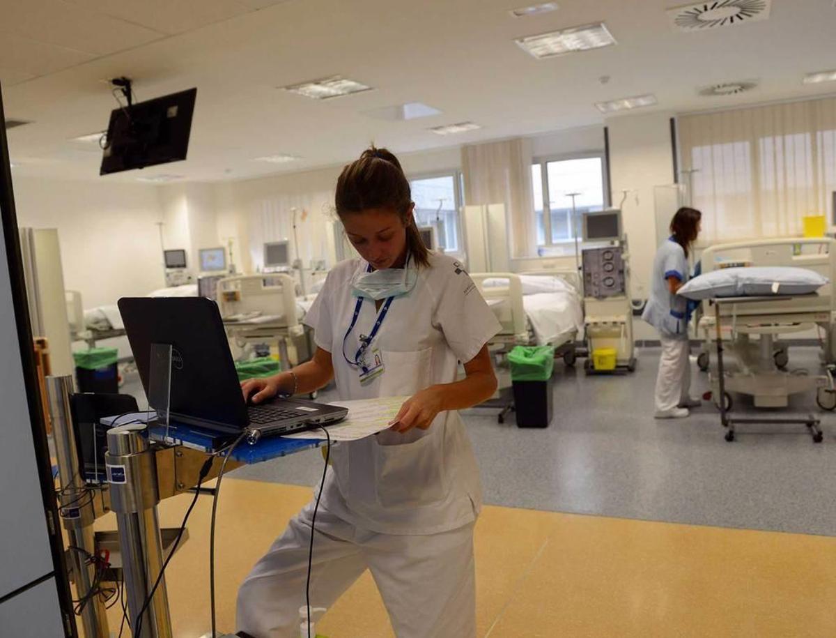 Trabajadoras del Álvarez-Buylla, en el área de diálisis del hospital.