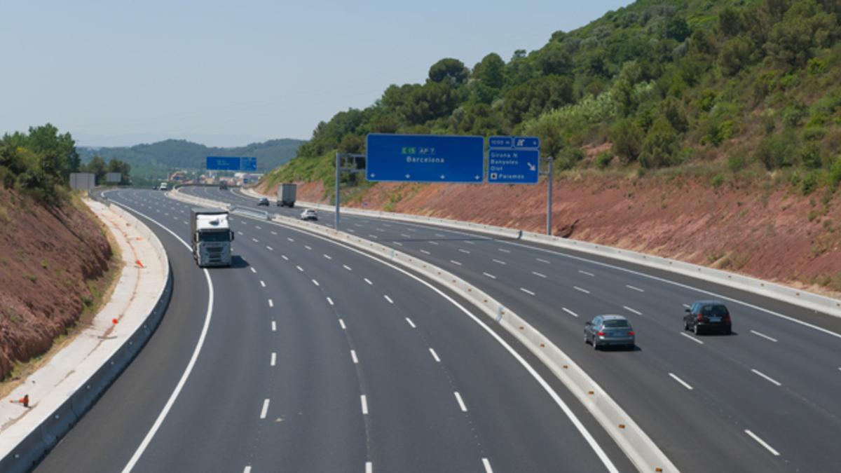 Varios vehículos circulan por una autopista