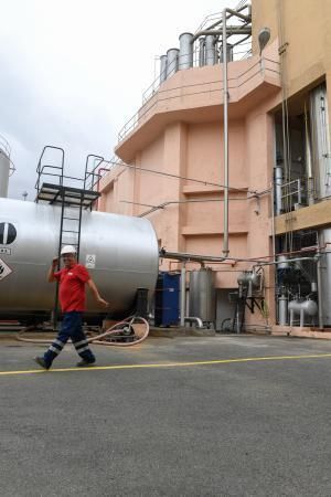 26-03-20  GRAN CANARIA. ZONA INDUSTRIAL DE SALINETAS.  TELDE. Arehucas para su produccón de bebidas espirituosas para fabricar alcohol para fines sanitarios en su fabricade ubicada en la Zona Industrial de Salinetas.  Fotos: Juan Castro.  | 26/03/2020 | Fotógrafo: Juan Carlos Castro