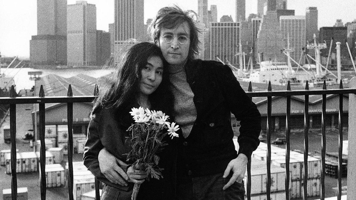 Fotograma de archivo cedido por el Servicio Público de Radiofusión (PBS) donde aparecen John Lennon y Yoko Ono posando en Nueva York.